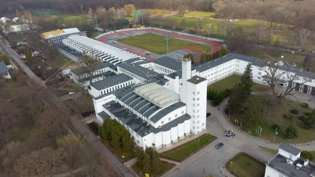 Zabudowania kompleksu sportowego Akademii Wychowania Fizycznego na warszawskich Bielanach z lotu ptaka