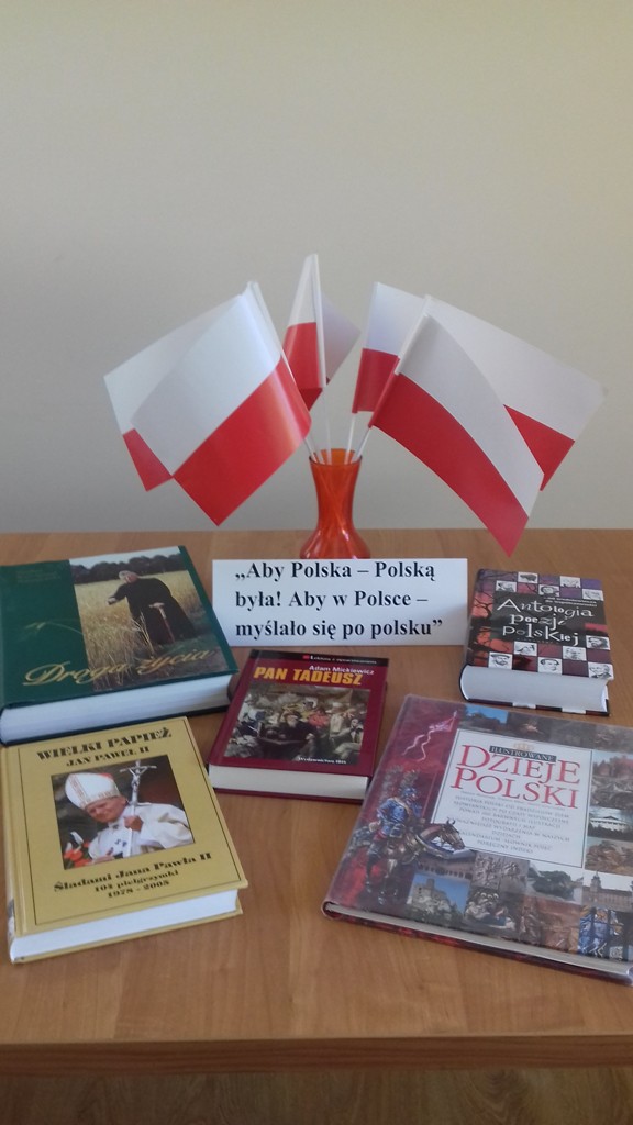 wystawa szkolna, prezentująca książki historyczne i polskie flagi