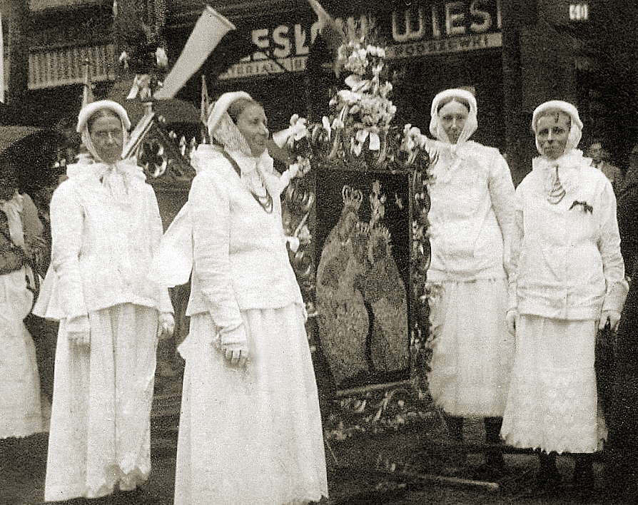 Zdjęcie pochodzi z 1939 roku i przedstawia kobiety w uroczystym stroju poznańskim. Fotografia pochodzi z archiwum dr Zofii Grodeckiej.