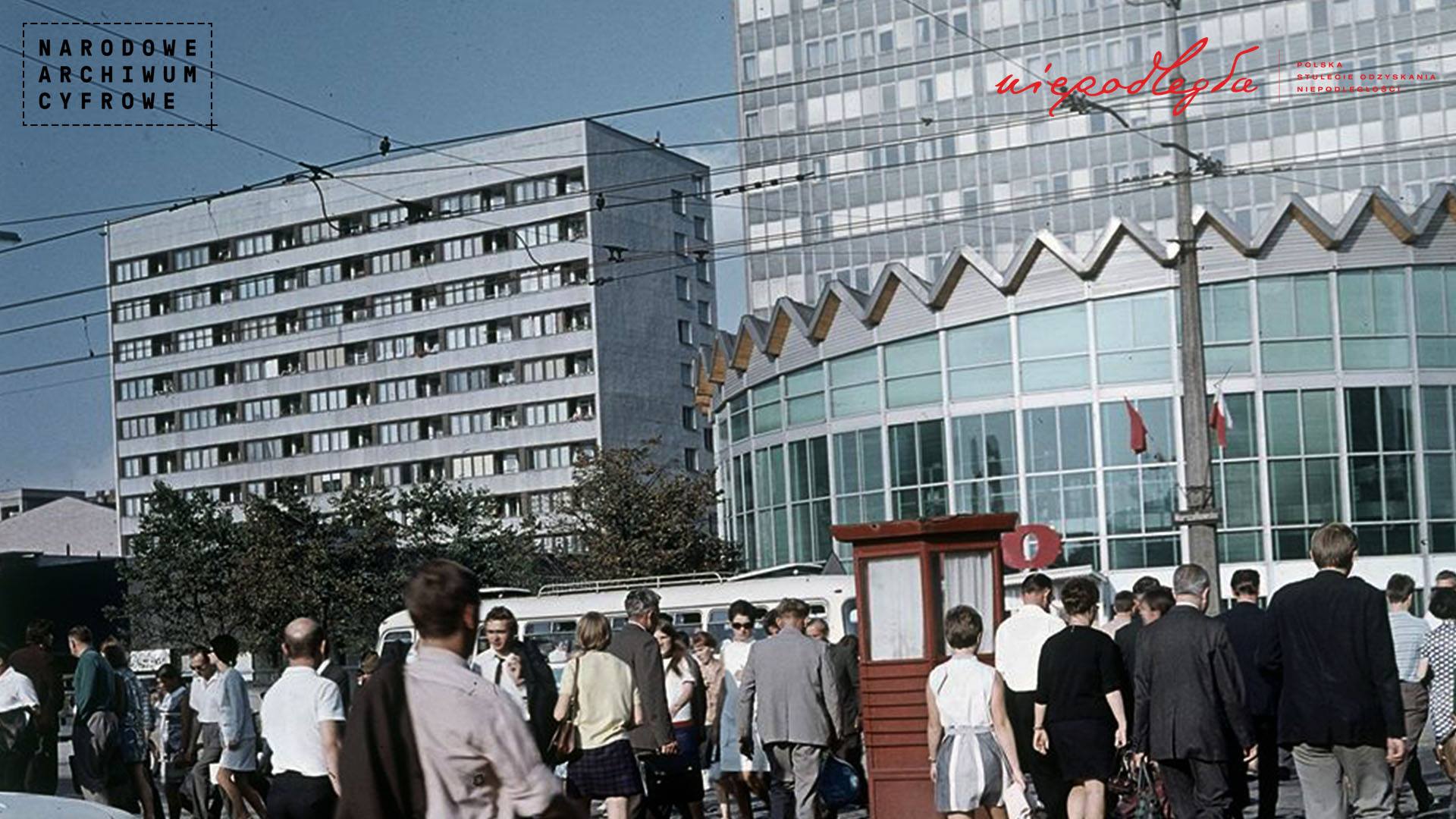 kolorowe zdjecie przedstawiające przejście dla pieszych przy Rotundzie, Warszawa lata 70-te