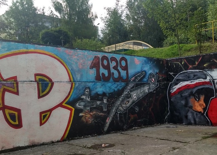 Mural przedstawiający bitwę lotniczą oraz młodego powstańca