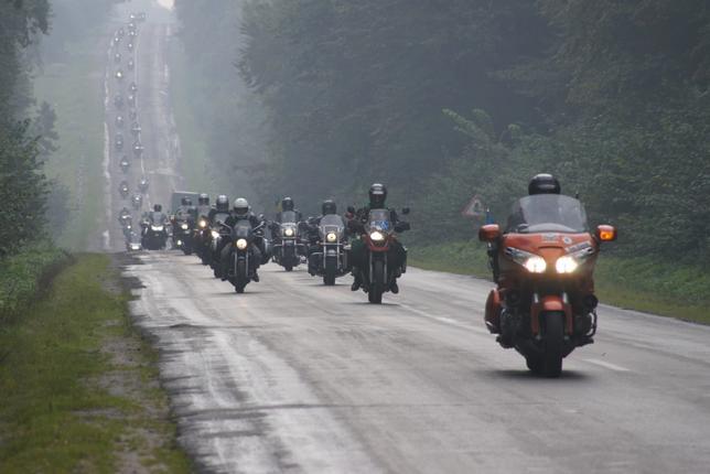 Wiktor Węgrzyn na motocyklu jedzie na czele kolumny złożonej z dziesątków motocyklistów