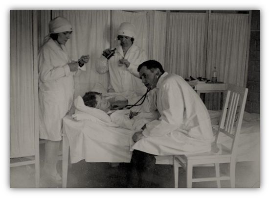 czarno-białe zdjęcieprzedstawiające medyków przy pracy