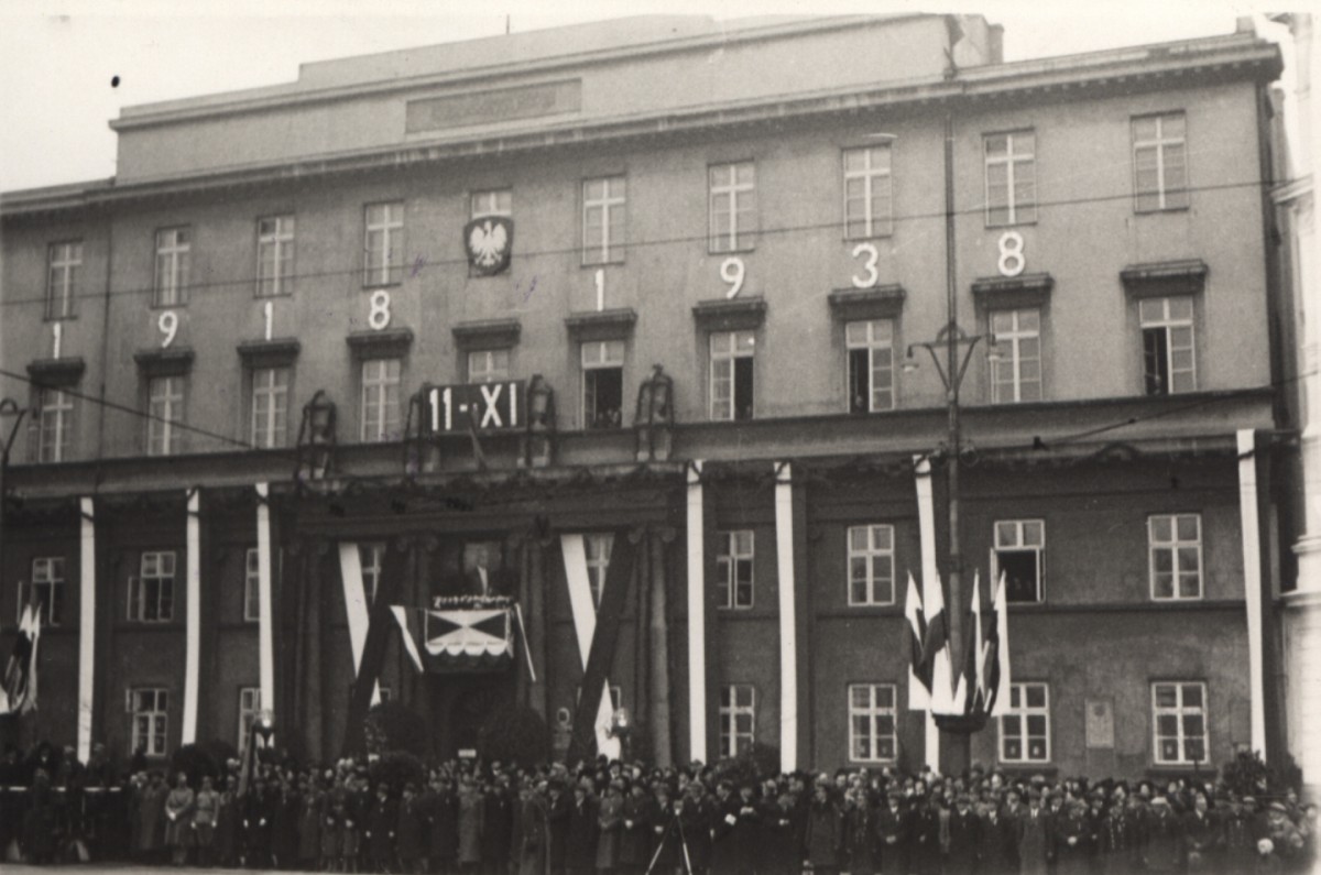 Budynek Magistratu przy placu Wolności w Łodzi udekrowany na obchody 11 listopada 1938 r.