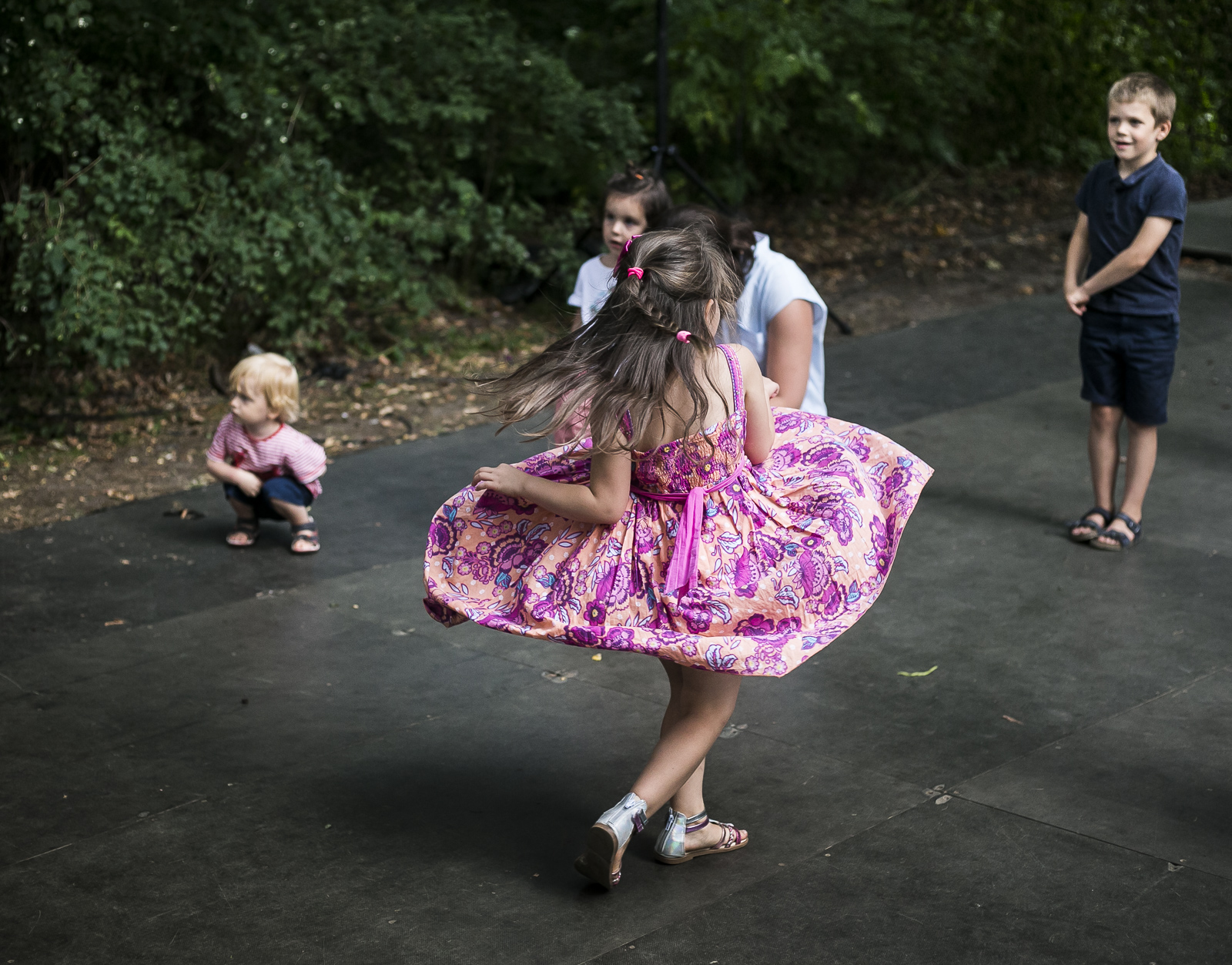 tańczące dzieci, na pierwszym planie - tańcząca dziewczynka w różowej sukience