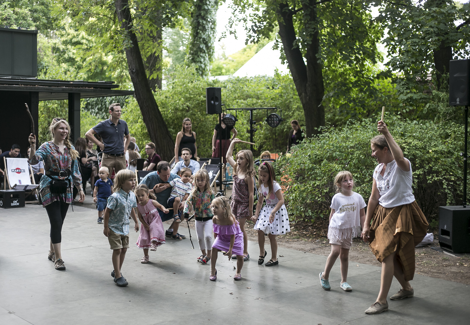 tańcząca grupa dzieci