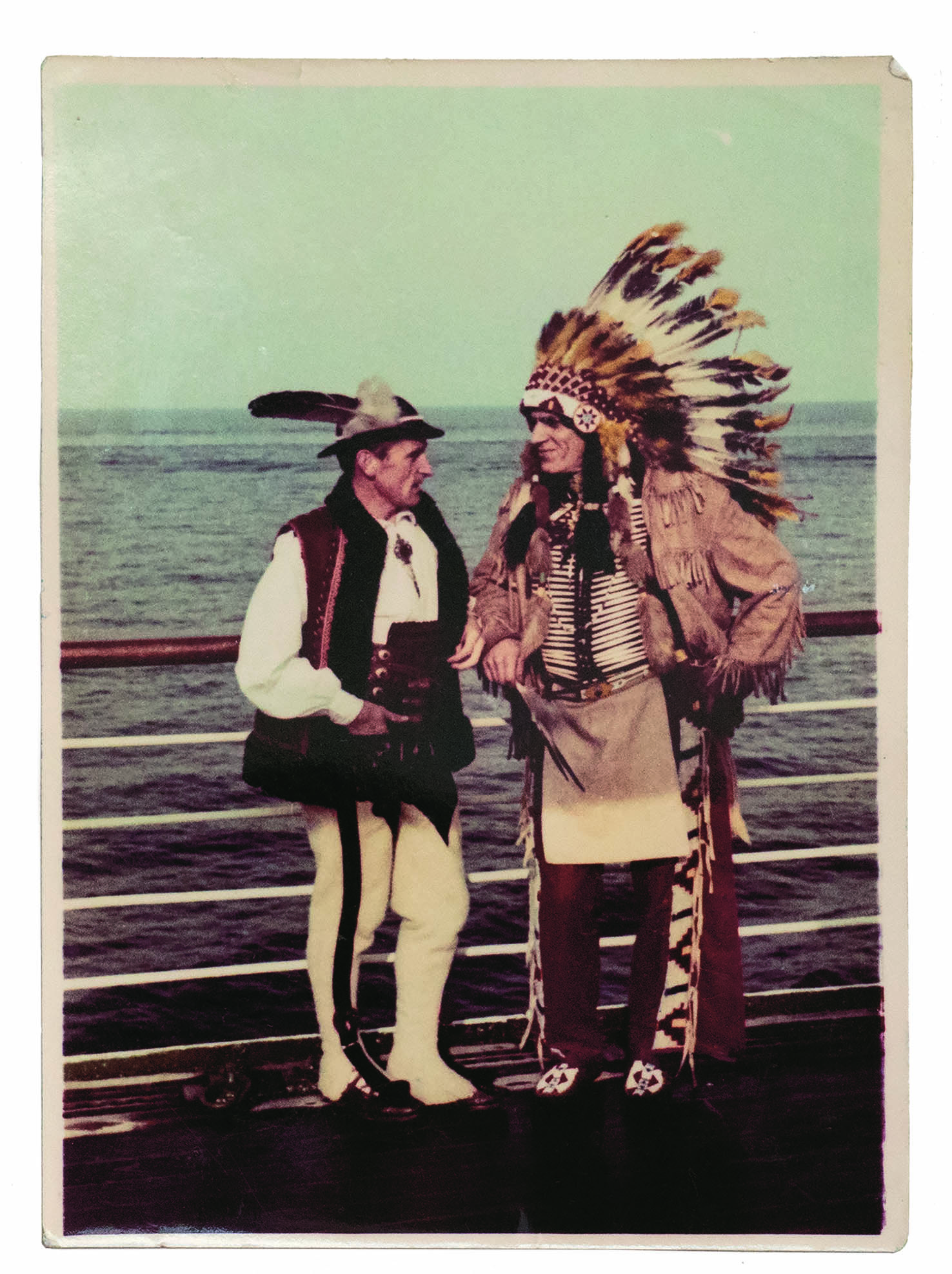 kolorowe zdjęcie mężczyzny w stroju góralskim i mężczyzny w indiańskim pióropuszu