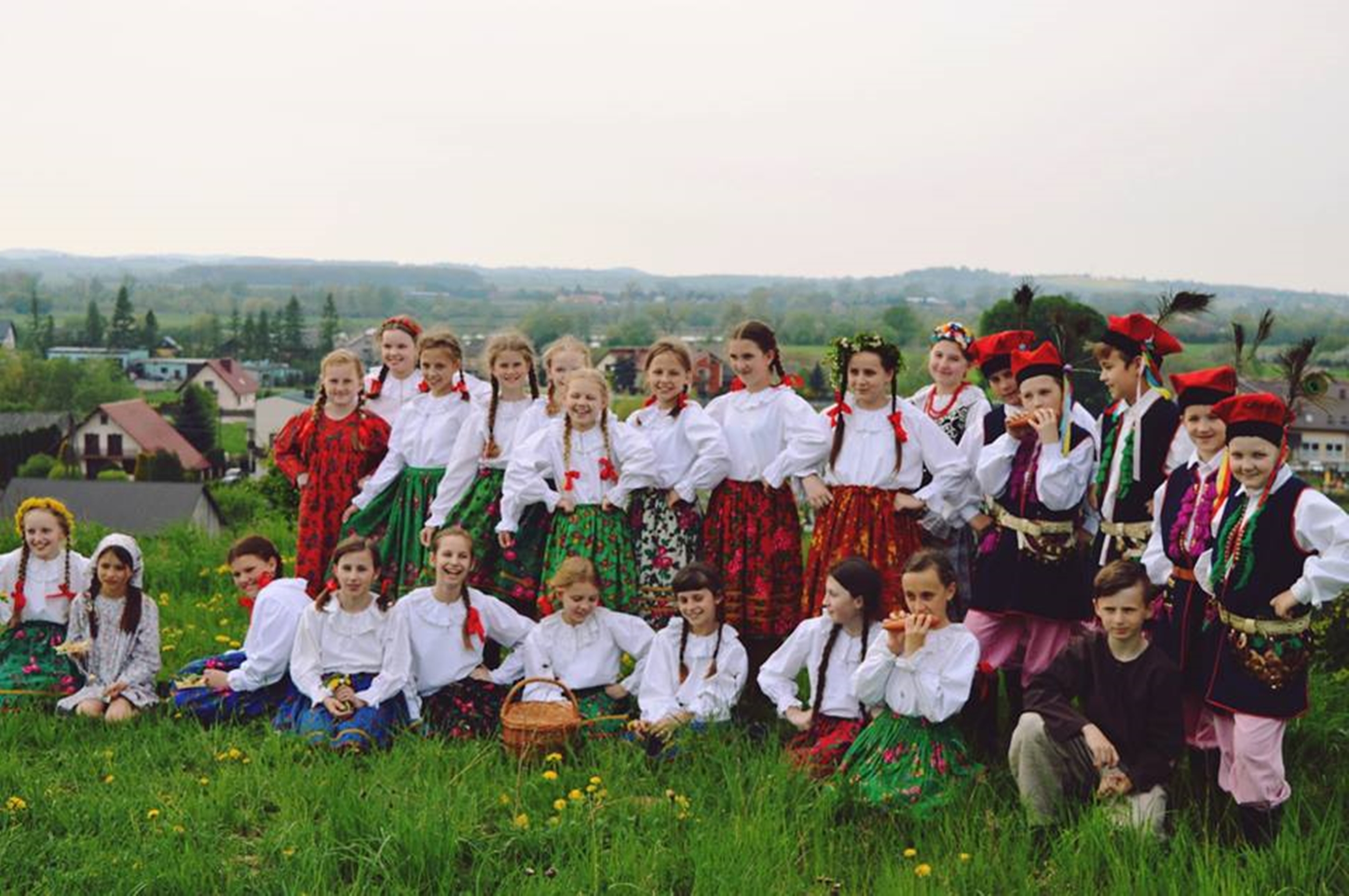 Zespół Pieśni i Tańca Siedlecanie - zdjęcie dzieci z Zespołu, widok z Ostrej Góry w Siedlcu