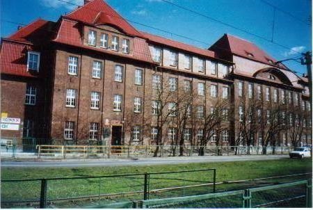 budynek szkoły z czerwonym dachem