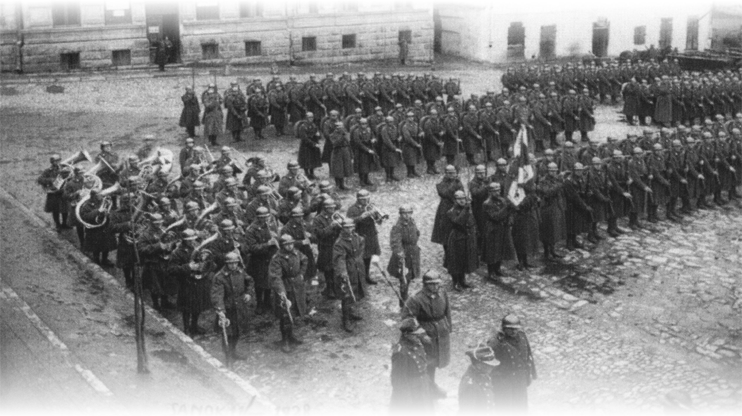 czarno-białe zdjęcie przedstawiające maszerujących żołnierzy