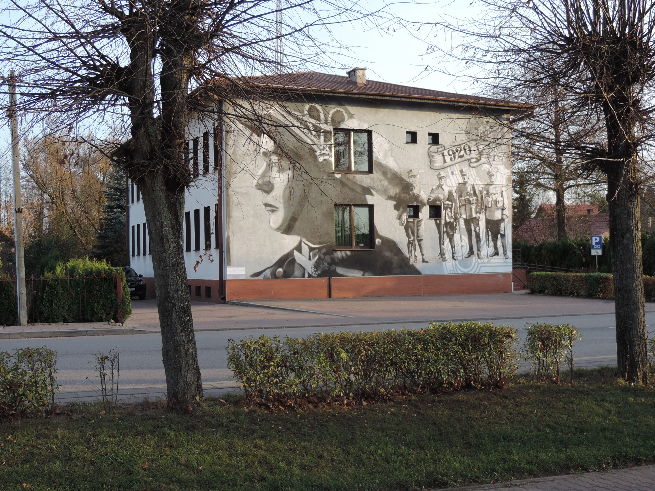 budynek z ścianą zamalowanym muralem