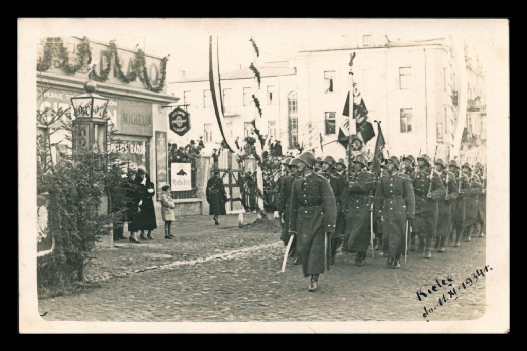 zdjęcie jest materiałem w wystawy i przedstawia defiladę 4. Pułku Piechoty Legionów podczas uroczystości z okazji Święta Niepodległości 11 listopada 1934 r.