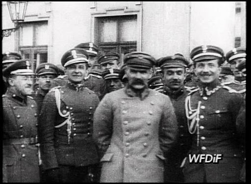 Józef Piłsudski stoi w centrum zdjęcia wśród żołnierzy Wojska Polskiego