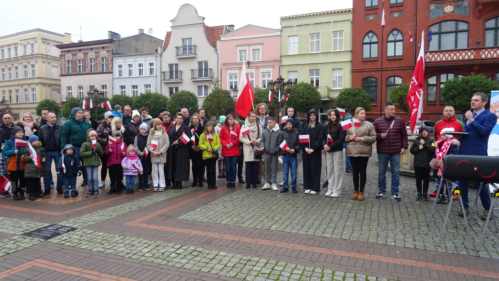 zdjęcie mieszkańców podczas śpiewania hymnu