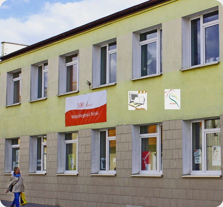 zdjęcie szkoły z flagą na budynku